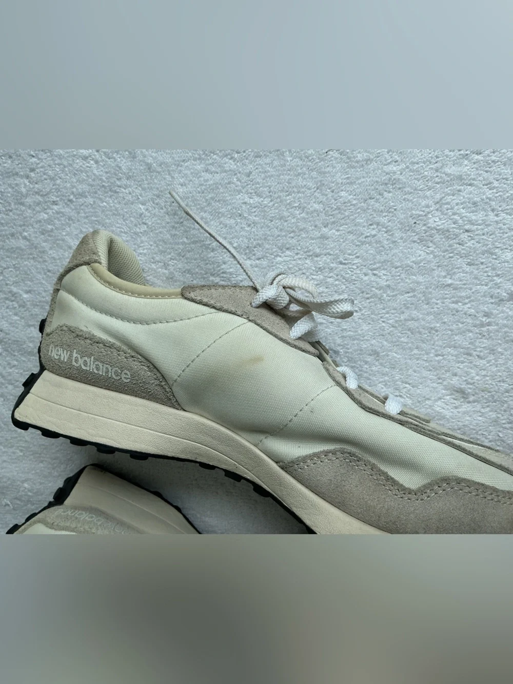 New Balance 327 Sneakers in Cream and Black Sz 5